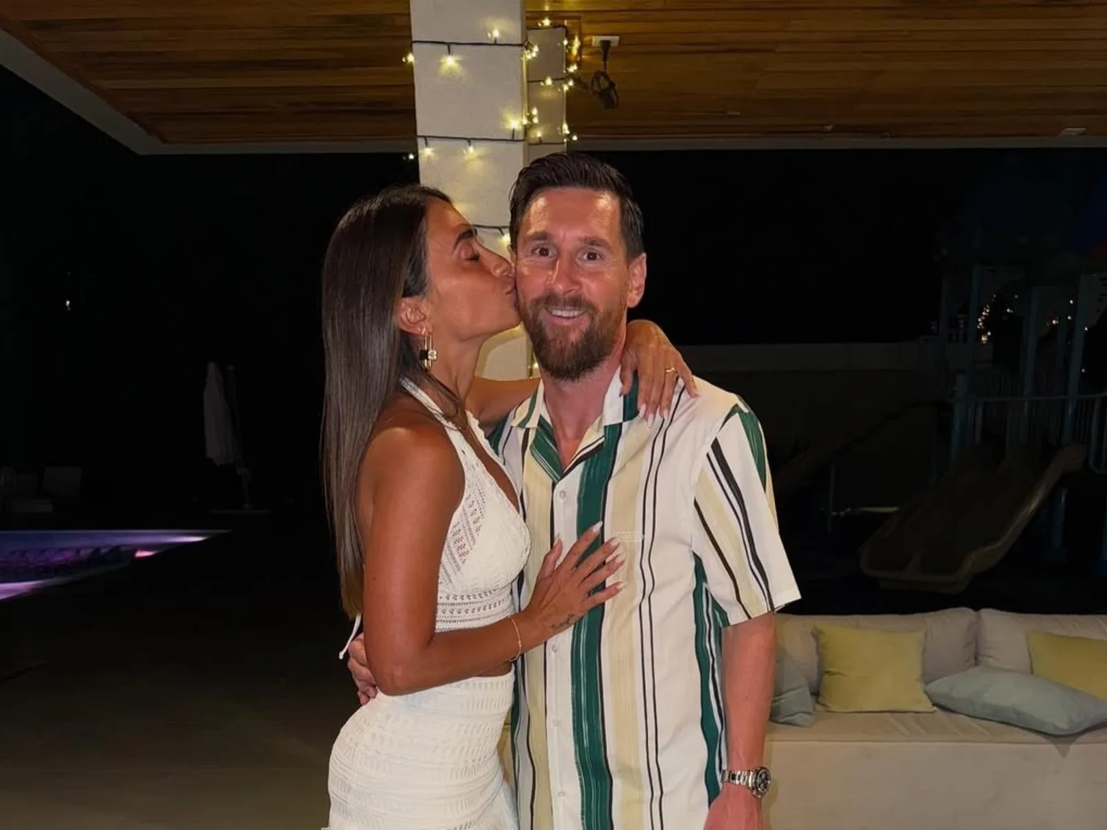 baiser d’Antonela Roccuzzo et première de la cruche spéciale qu’ils lui ont offerte pour Noël