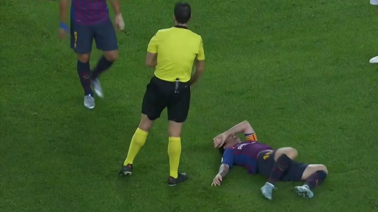 Lionel Messi Horrific Hand Injury Against Sevilla |