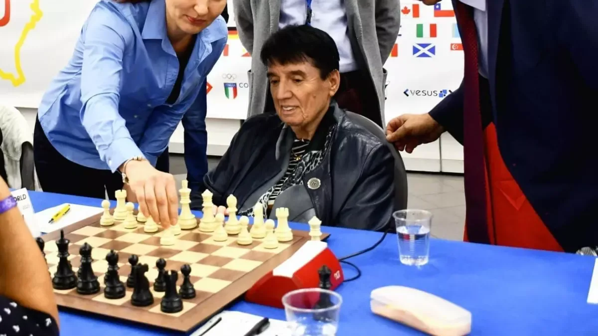 Lionel Messi échange des cadeaux personnels avec le grand maître d’échecs géorgien Nona Gaprindashvili