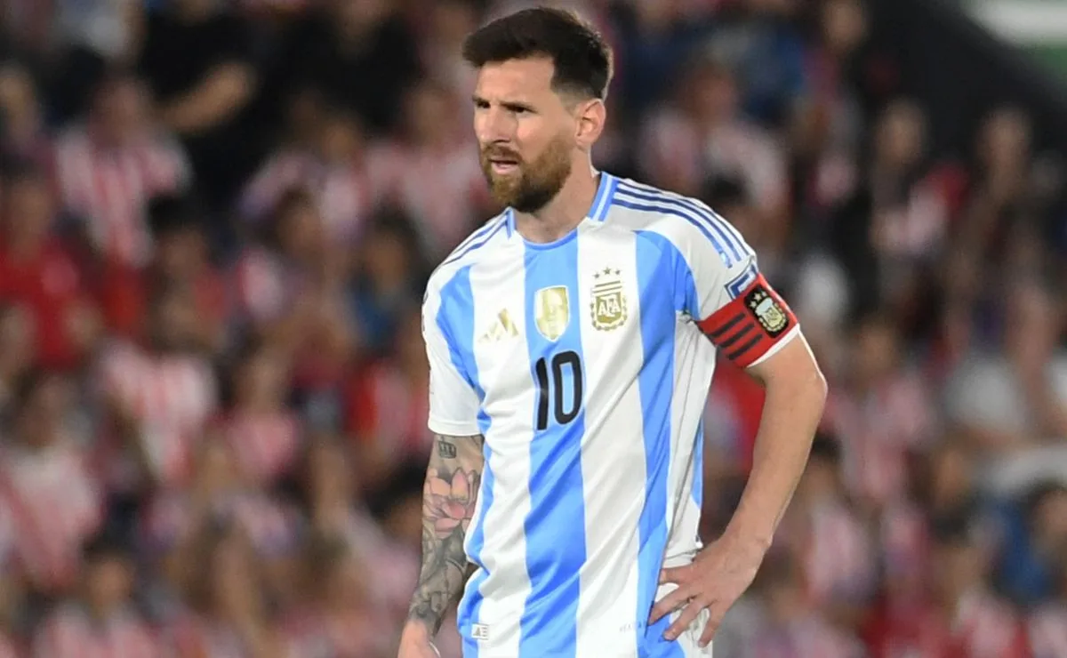 Lionel Messi affronte l’arbitre après la défaite de l’Argentine contre le Paraguay lors des éliminatoires de la Coupe du monde 2026