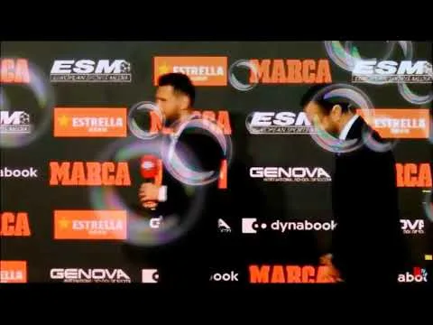Tiago y Mateo entregan la bota de oro a Leo Messi