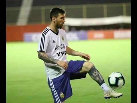 Lionel Messi fools the defender, the goalkeeper and the