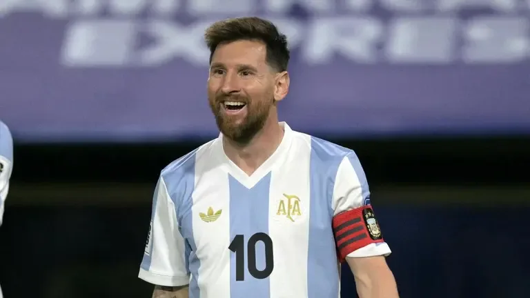 Lionel Messi commence 2025 en soulevant une coupe très spéciale | Football TUDN