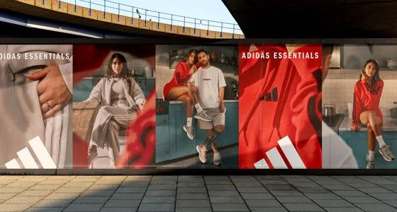 Lionel Messi et Antonella Rocuzzo jouent dans la nouvelle création Adidas Essentials