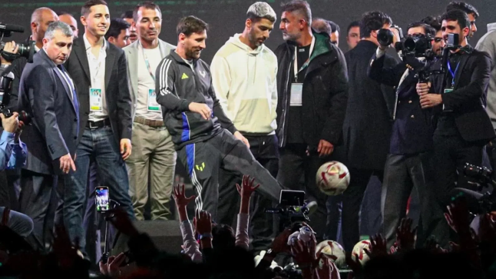 Des footballeurs célèbres, dirigés par Lionel Messi, visitent Bakou