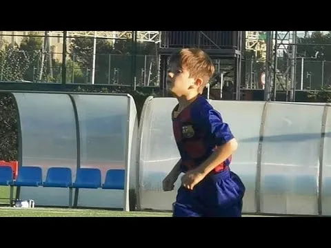Thiago Messi jugando al fútbol en la FCB escola