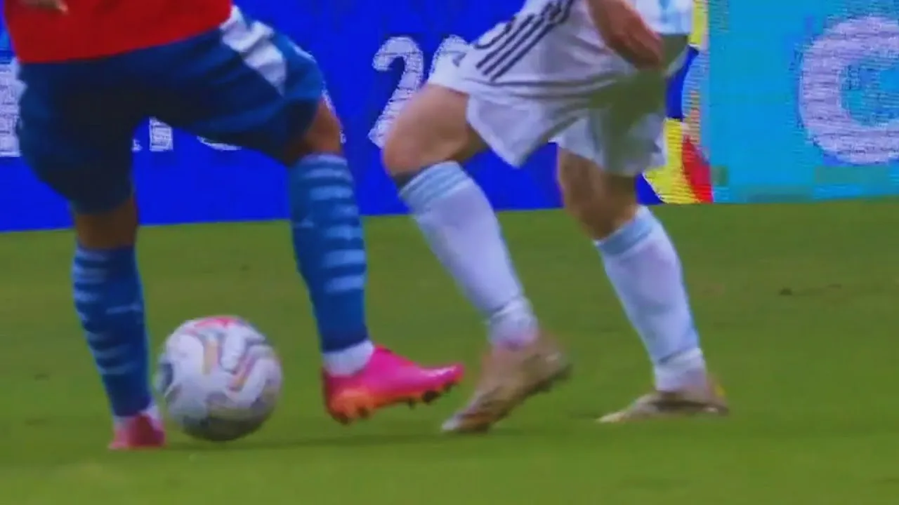 Caneta do Lionel Messi vs Paraguay | Amazing Nutmeg