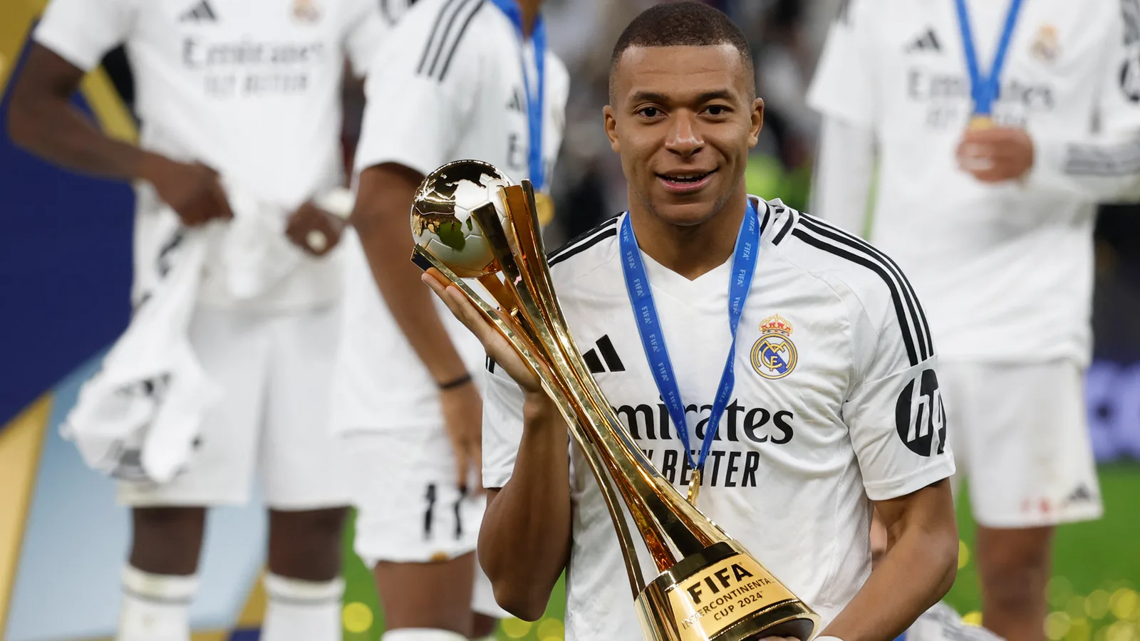 « Cette fois, j’ai gagné ! » – Pas de Lionel Messi pour refuser Kylian Mbappe alors que la superstar du Real Madrid réagit à la levée de la Coupe Intercontinentale sur les lieux du cauchemar de la finale de la Coupe du Monde