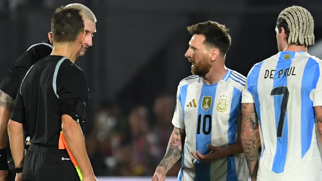 « Tu es un lâche ! » – Ce que Lionel Messi a dit à l’arbitre dans une tirade furieuse lors de la défaite choc de l’Argentine contre le Paraguay – révélé