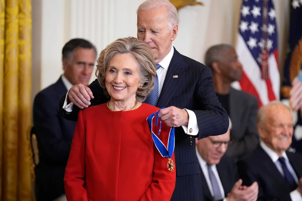 Biden décerne la Médaille de la Liberté à Hillary Clinton, Lionel Messi et 17 autres personnes