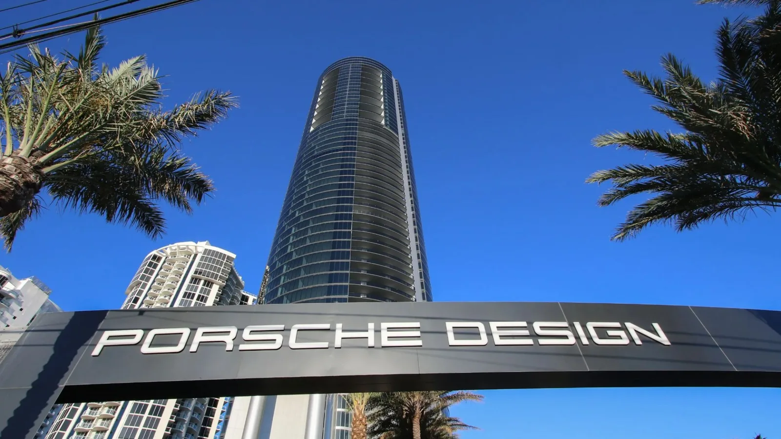 Un gratte-ciel ultra-luxueux de 640 pieds en bord de mer où Lionel Messi possède un appartement de 8 millions de livres sterling avec ascenseur pour voiture est en train de couler