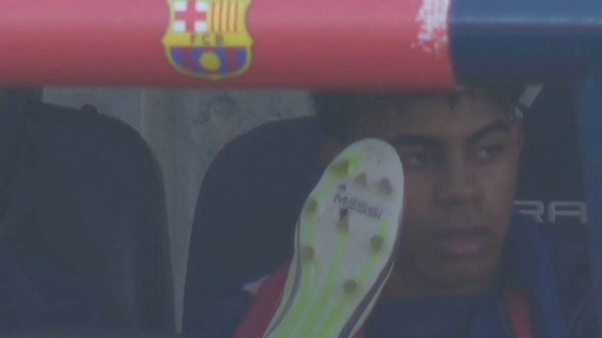 Lamine Yamal aperçu portant des chaussures portant le nom de Lionel Messi lors du choc à Las Palmas