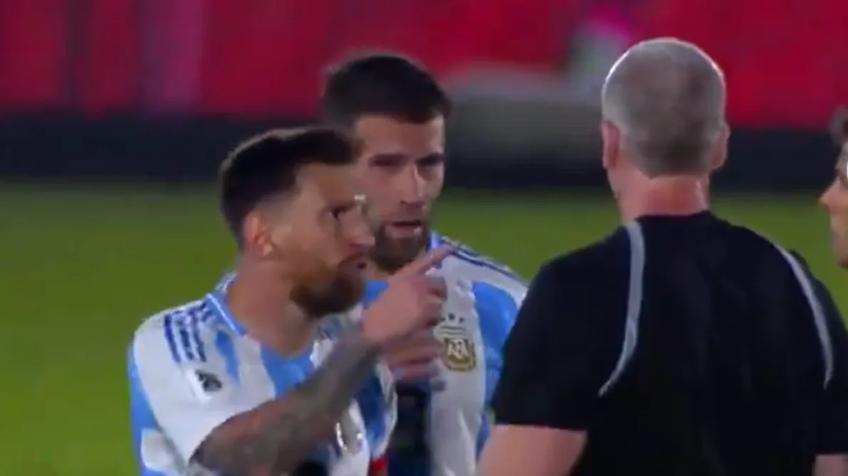 « Tu te chies dessus, je ne t’aime pas » : Lionel Messi furieux après l’arbitre lors de la défaite de l’Argentine face au Paraguay (vidéo)