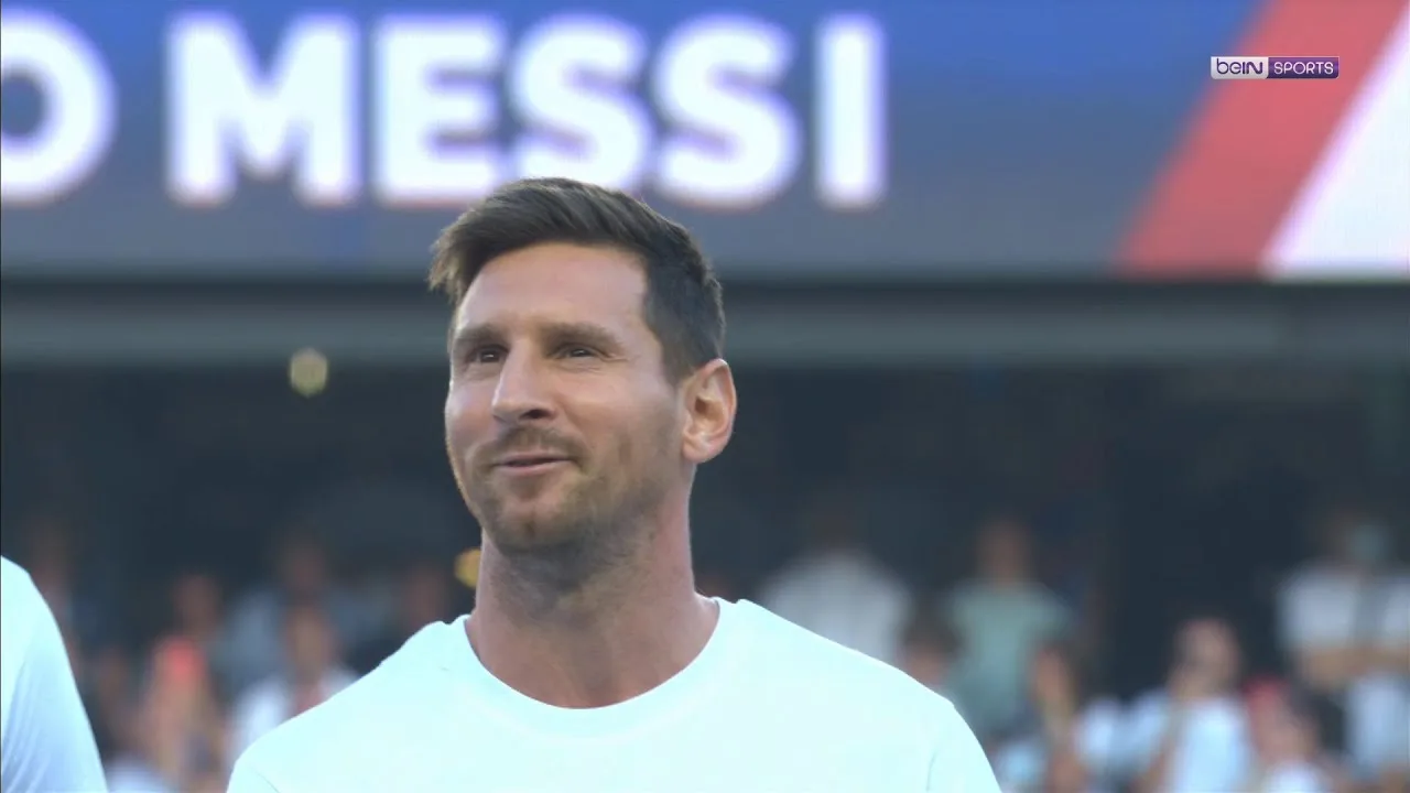 PSG   Lionel Messi présenté devant un Parc des Princes