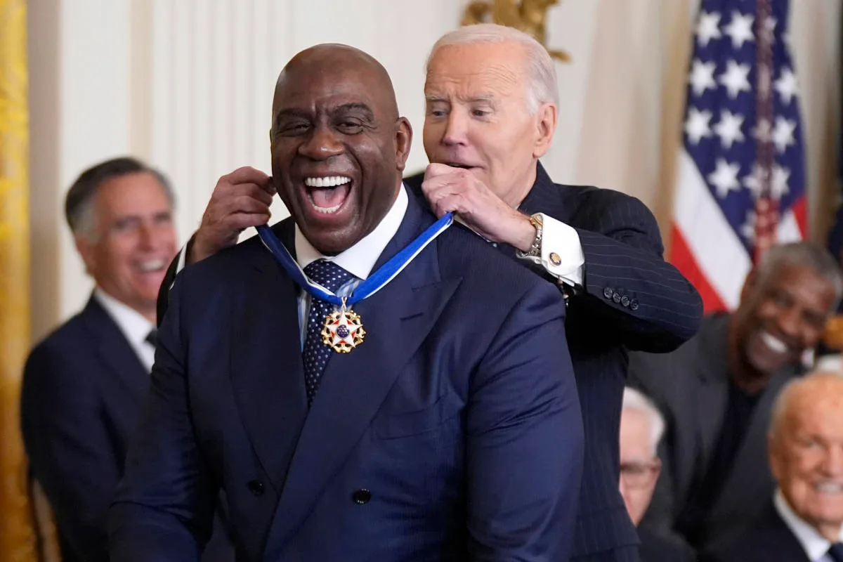 Magic Johnson et Lionel Messi reçoivent la Médaille présidentielle de la liberté des mains du président Joe Biden