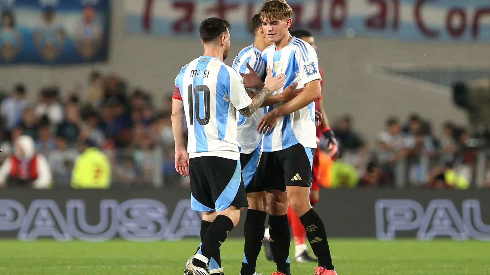 J’avais trop honte de parler à Lionel Messi lorsque je m’entraînais avec lui. Maintenant, je joue pour une autre légende de Barcelone.