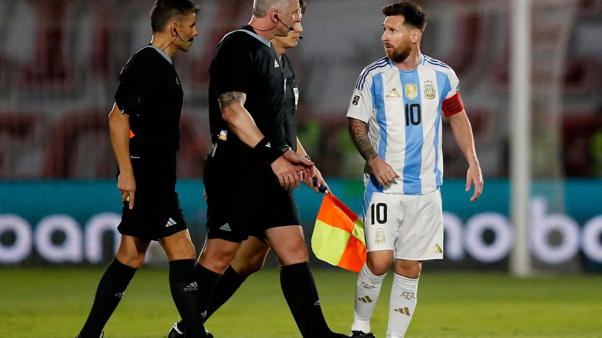 « Tu te chies dessus » : l’énorme coup de sang de Lionel Messi envers l’arbitre de Paraguay-Argentine