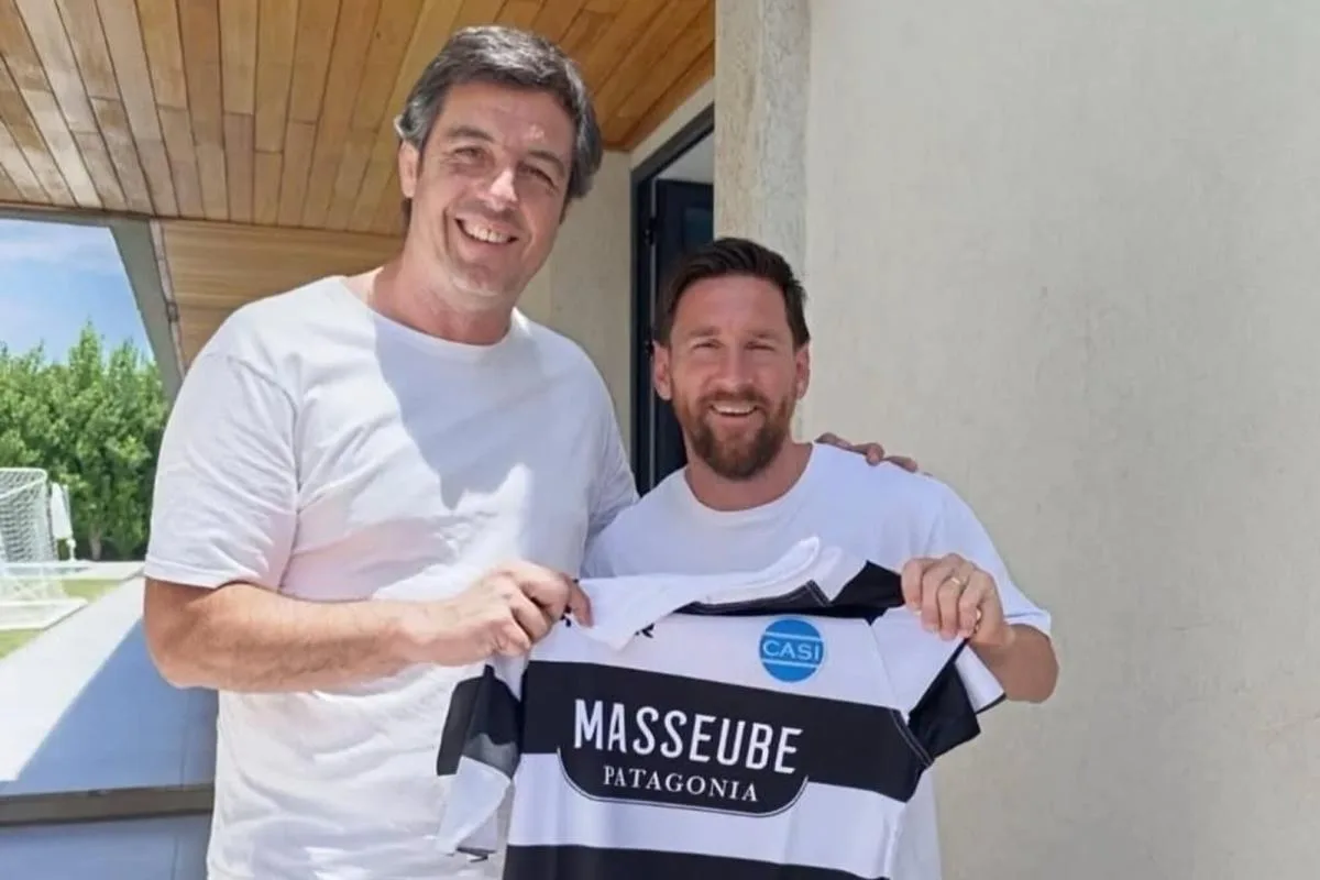 Lionel Messi a pris une photo avec le maillot CASI, après s’être montré avec un dunk qui portait le bouclier du club
