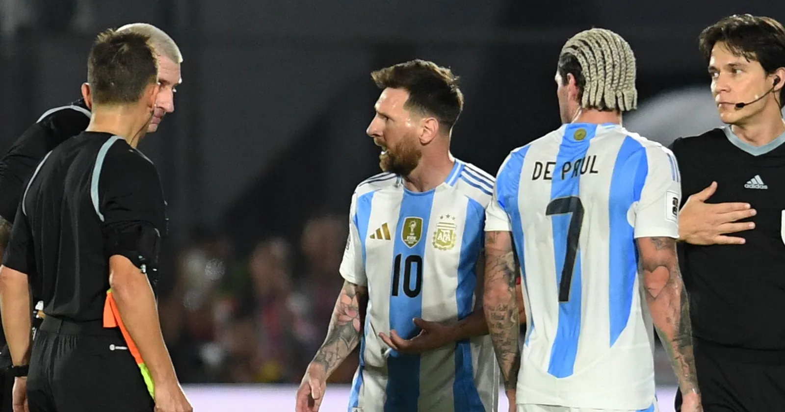 Lionel Messi affronte l’arbitre sous le choc de la défaite de l’Argentine en qualifications pour la Coupe du monde, Lionel Scaloni salue Alejandro Garnacho