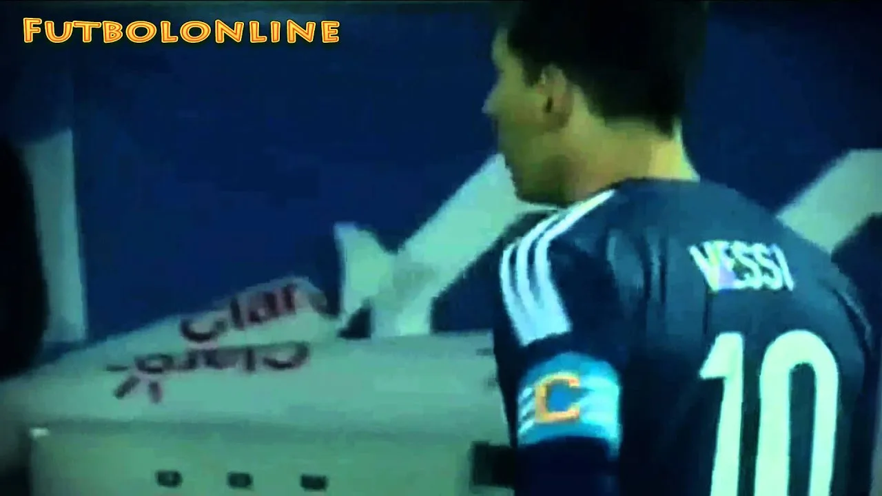 Enfado de Lionel Messi con Garay por ralentizar el juego