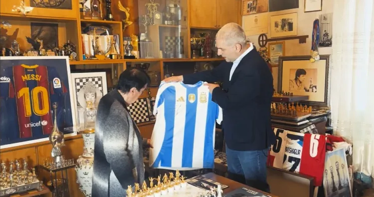 La légende géorgienne des échecs Nona Gaprindashvili reçoit un maillot signé du footballeur Lionel Messi