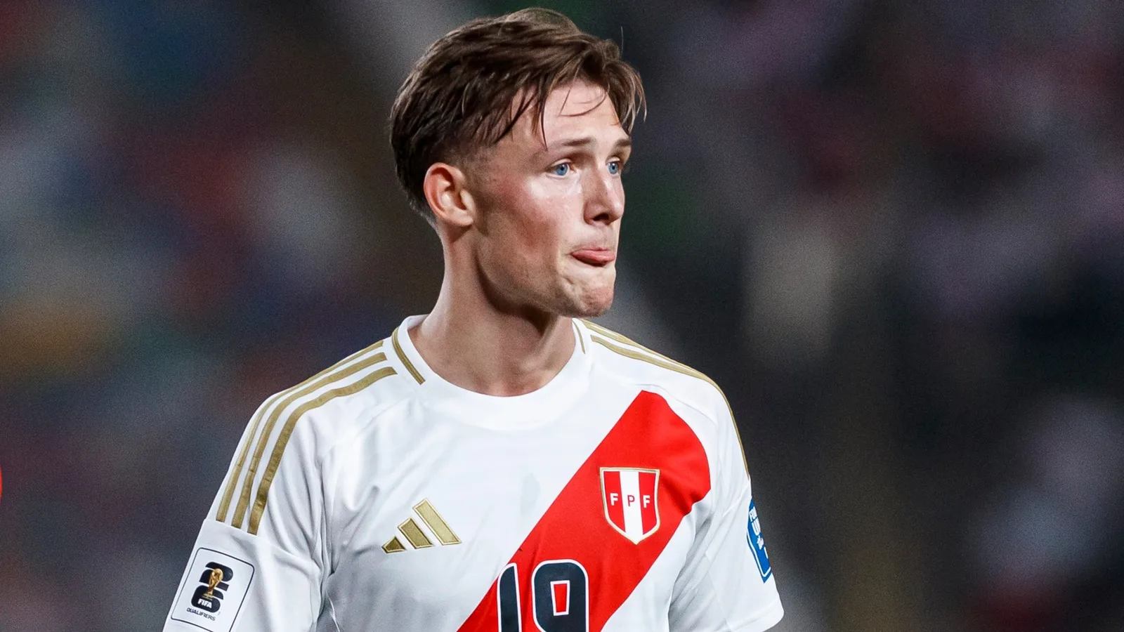 Burnley signe un rival de Lionel Messi qui a modelé pour Gucci et a une tante de renommée mondiale