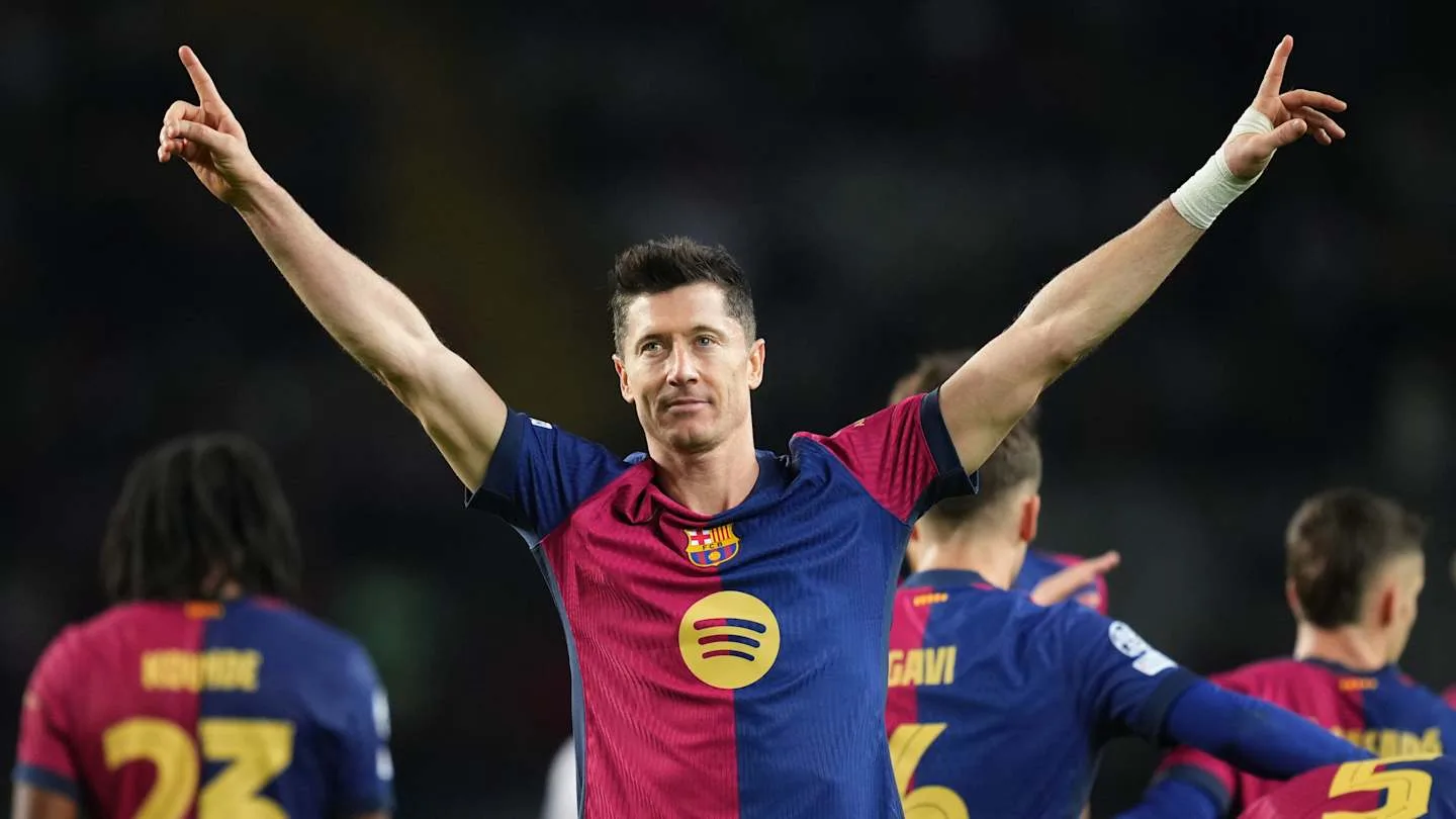 Robert Lewandowski réagit après avoir égalé l’exploit de Lionel Messi et Cristiano Ronaldo en Ligue des champions