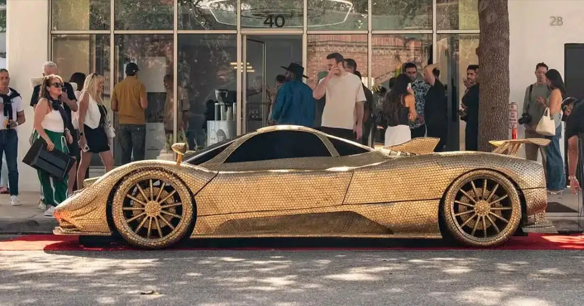 Il rend hommage à Lionel Messi avec une Pagani en pièces de monnaie !