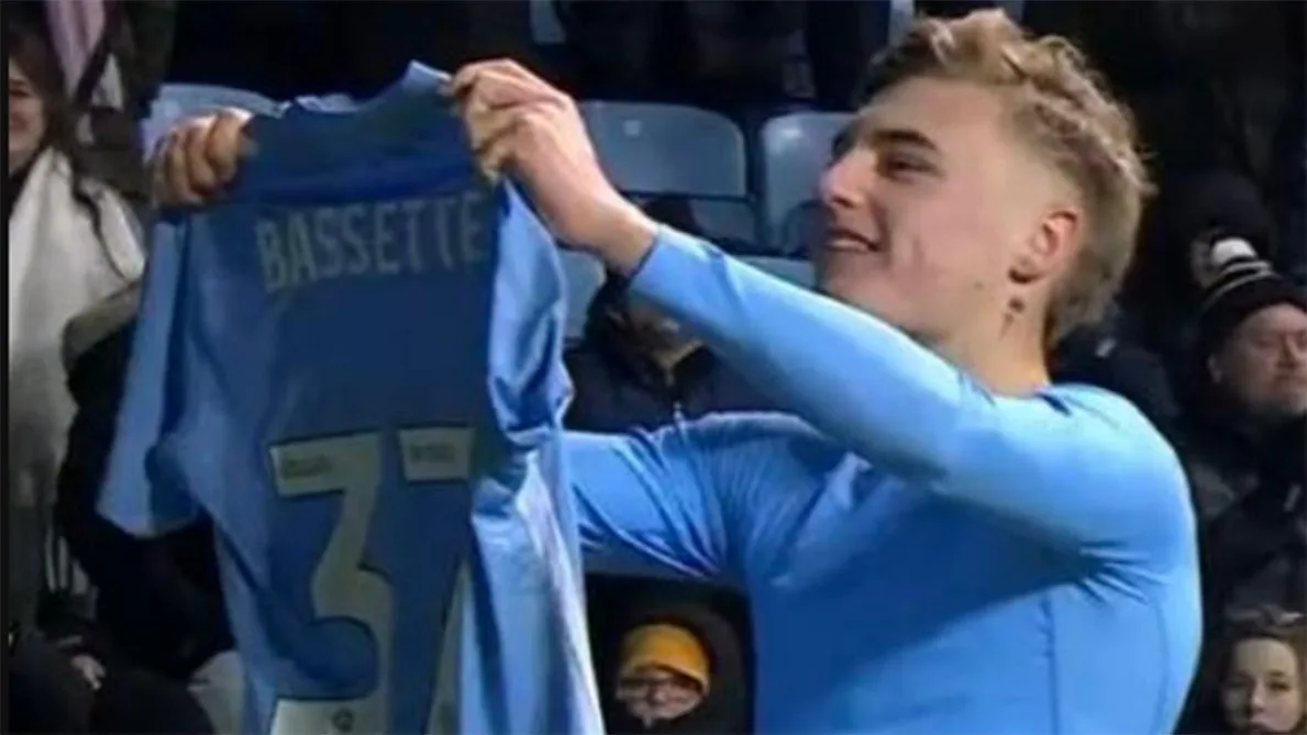 Il retire son maillot et célèbre… comme Lionel Messi: le geste original d’un jeune attaquant belge en FA Cup