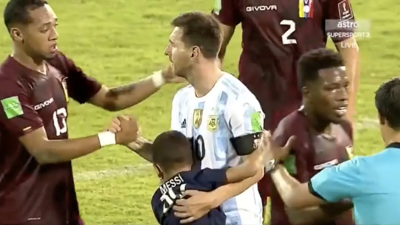 Leo Messi with a young fan – a pitch invader. 🙂🥰🥰🇦🇷❤️