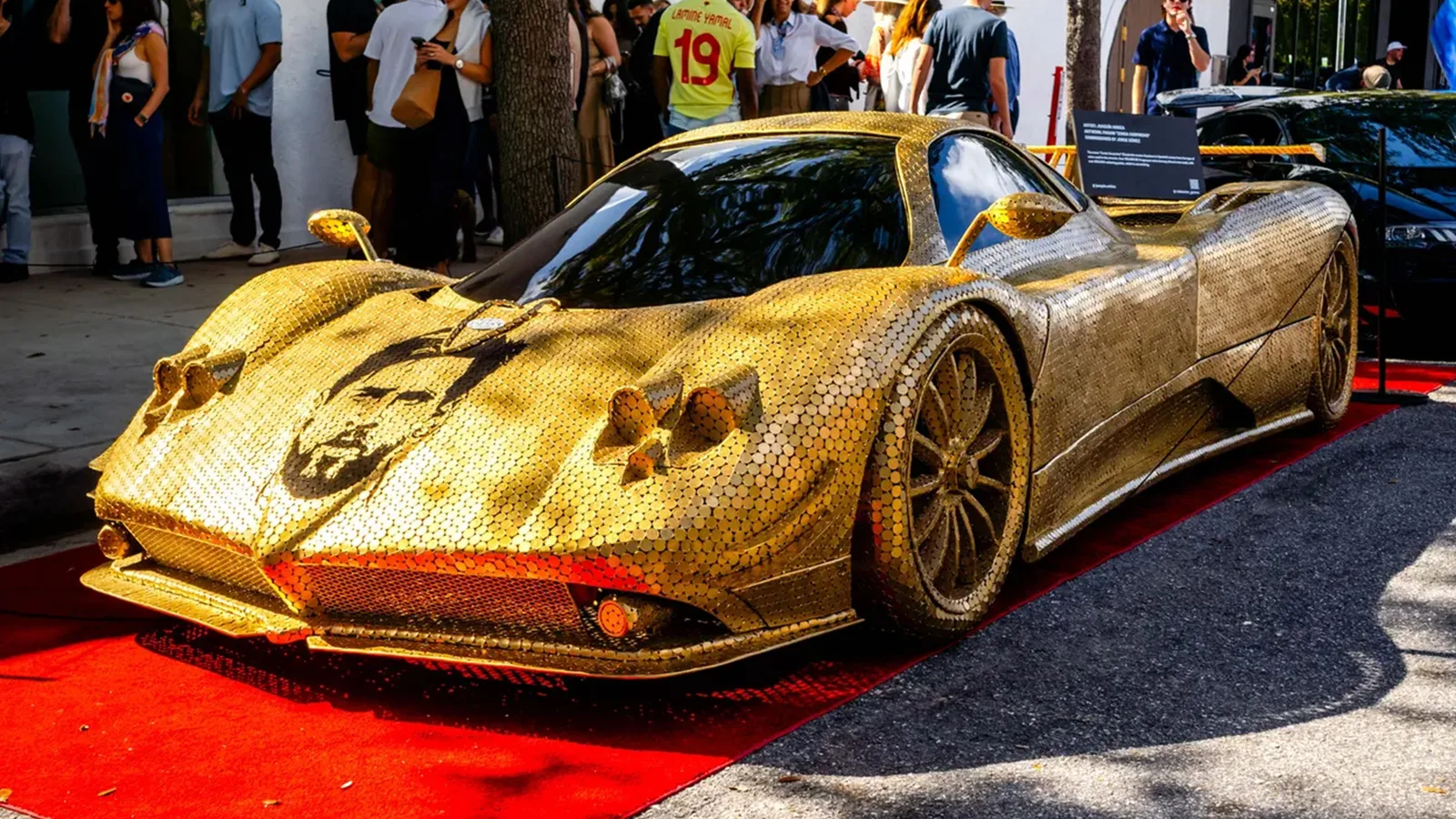 La Pagani Zonda avec le visage de Lionel Messi a été construite avec 100 000 pièces d’or parce que l’art