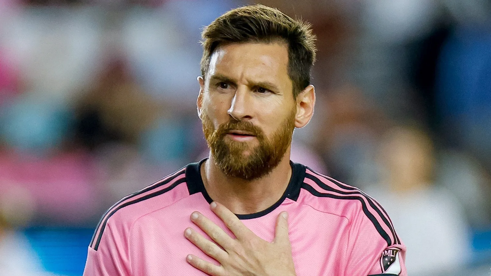 REGARDER: Les réactions typiquement hilarantes et maladroites de Lionel Messi face aux trois finalistes de Barcelone pour l’hymne du 125e anniversaire du club