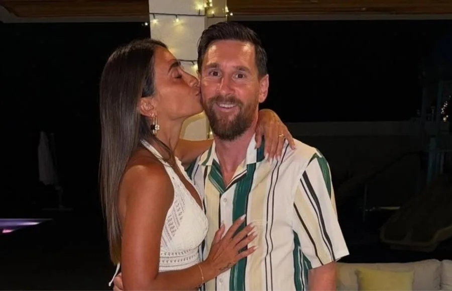 Nouvel An de Lionel Messi : le tendre baiser d’Antonela Roccuzo et du "mis" qu’il avait l’habitude de fournir