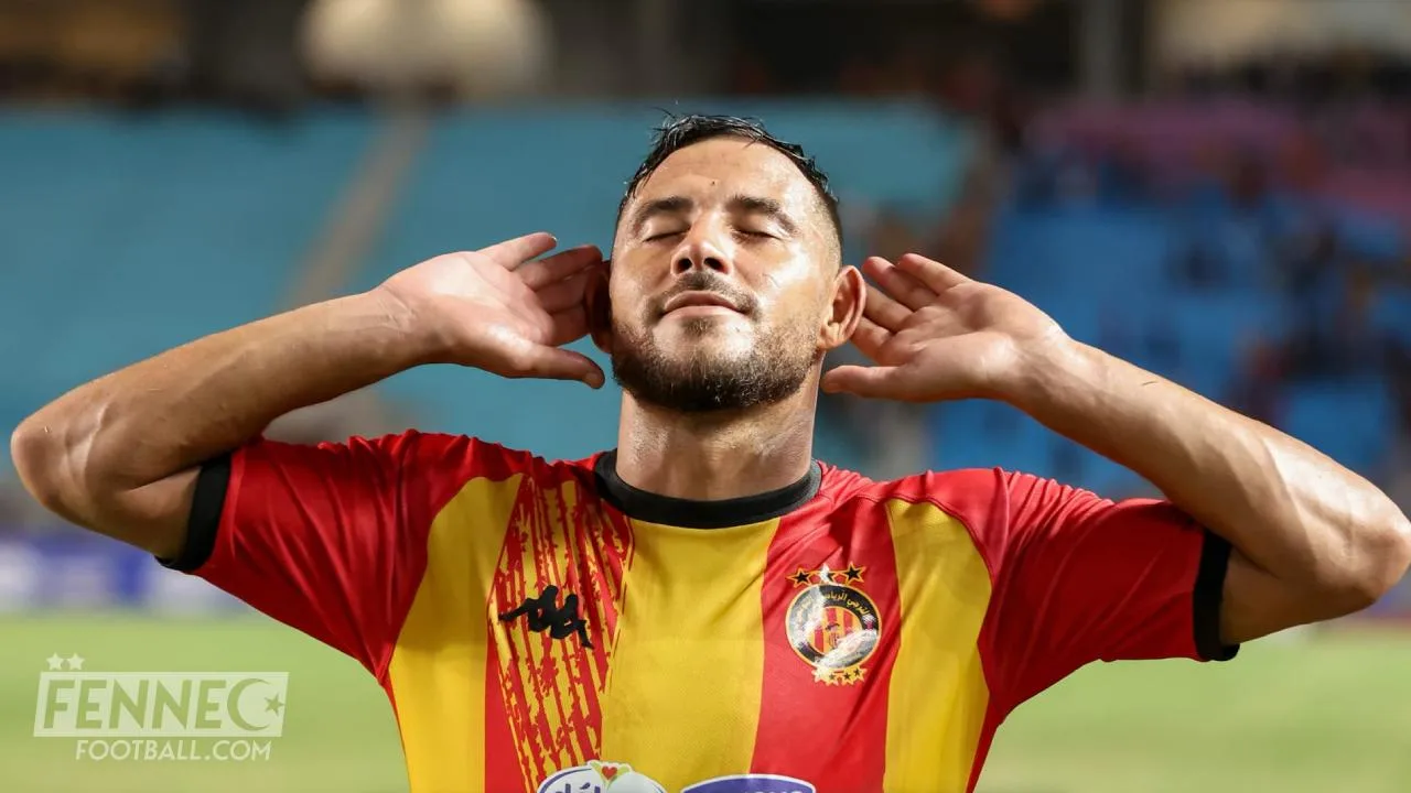 Youcef Belaili évite Lionel Messi