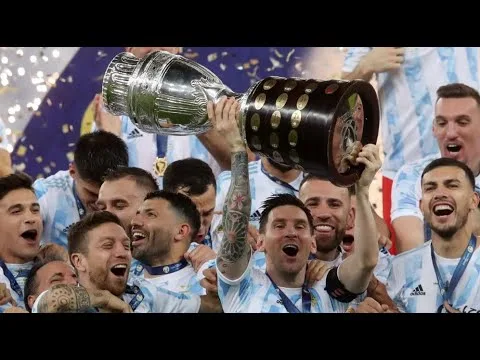 LIONEL MESSI LEVANTA EL TROFEO DE LA COPA AMERICA POR
