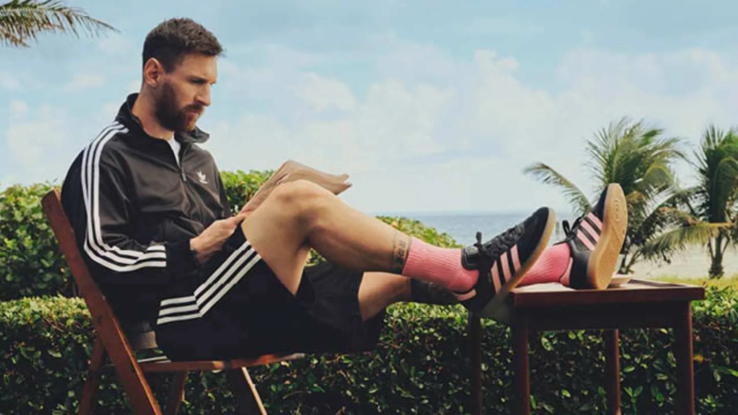 Les Adidas Sambas de Lionel Messi sont disponibles chez Foot Locker