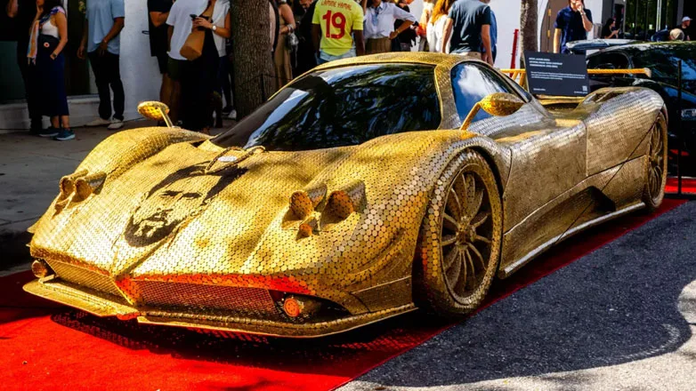 Spectacle incroyable : Pagani Zonda avec le visage de Lionel Messi, composé de 100 000 pièces