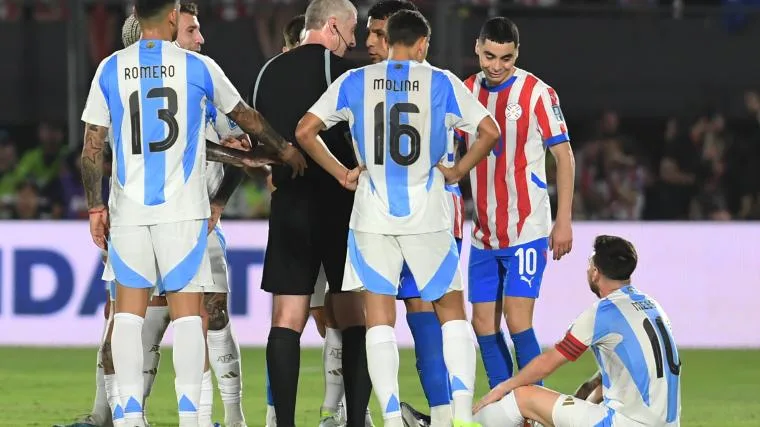 Ce que Lionel Messi, furieux, a semblé dire à l’arbitre lors de la défaite de l’Argentine au Paraguay