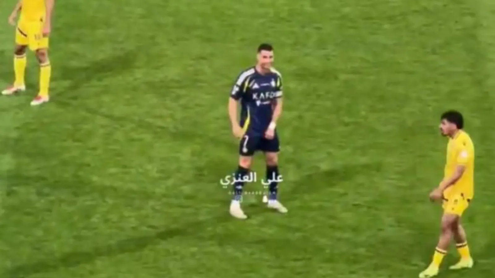 Des images de la foule capturent la réponse de Cristiano Ronaldo aux chants de Lionel Messi de l’adversaire