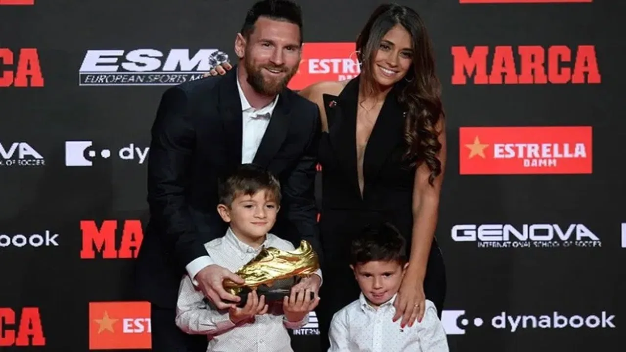 Lionel Messi receives his sixth Golden Shoe in Barcelona |