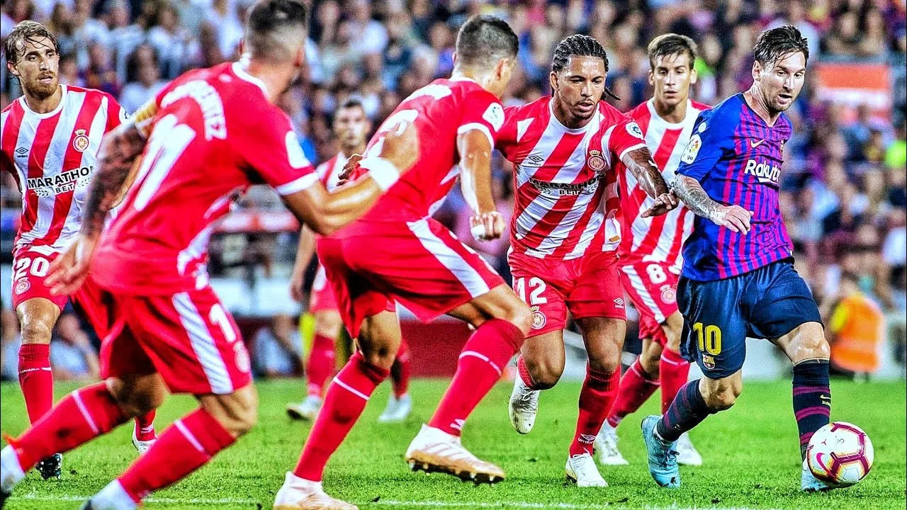 How Can Lionel Messi Make These Plays Look So Easy ?!
