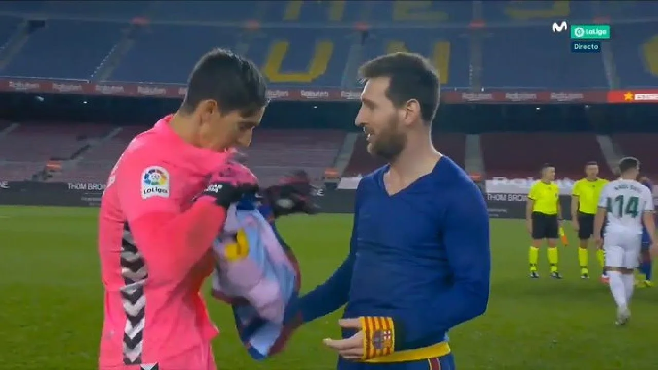 The Elche Goalkeeper Visibly Very Surprised By The Request